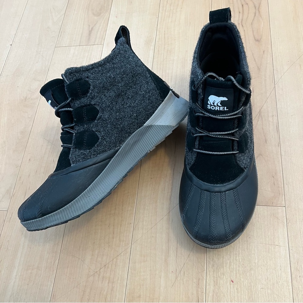Sorel Black Winter Boots with Waterproof Traction - Picture 2 of 8